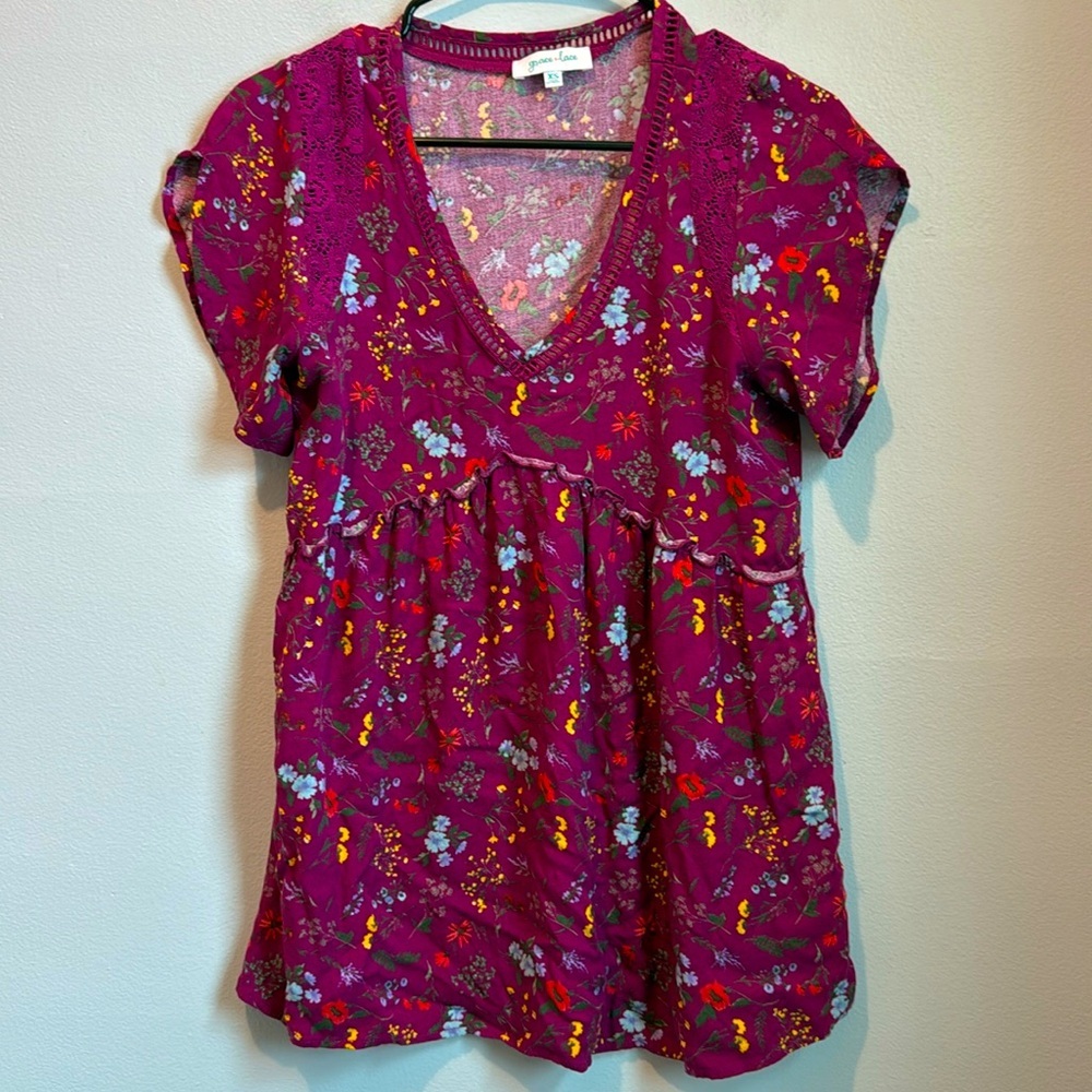 Grace & Lace 💐 XS Magenta floral flutter shirt Inset lace & ruffles Trim V-neck